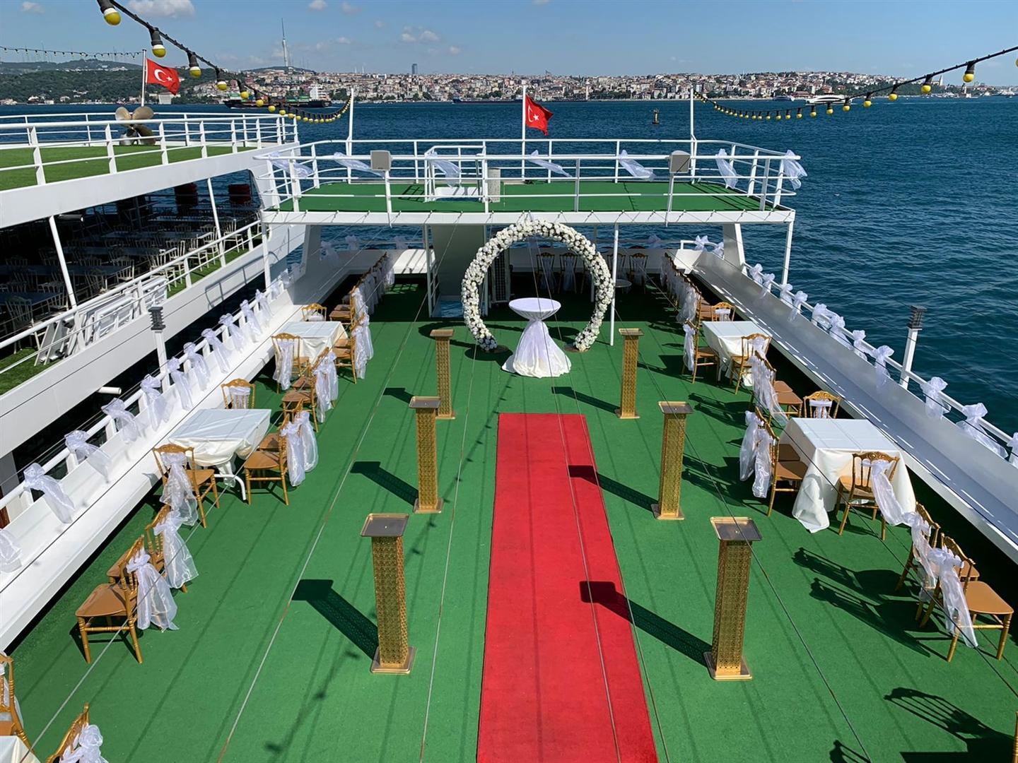 Wedding on boat 6